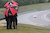 Mit Regenschirmen bewaffnet verfolgten die Zuschauer das Rennen